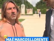 赤膊光脚戴假发，布罗基扮演马科斯-略伦特“演小品”