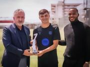 荣耀时刻，佩德里领取FIFPro2025年度最佳阵容奖杯