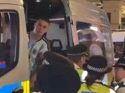 一阿根廷球迷在伦敦街头被包围，警方不得不出动警车将其带离