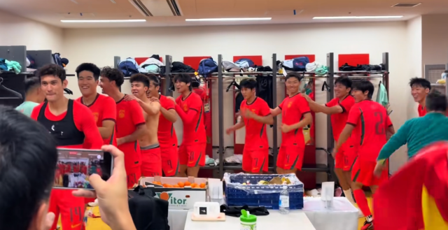 00:10时隔28年重回领奖台，刘浩帆晒球队更衣室庆祝视频蹴鞠总动员2573 播放
