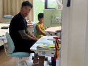 一个头两个大！妻子晒张琳芃辅导儿子作业，表情无奈