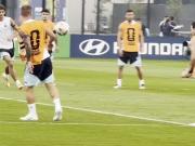 Otamendi launched a flying kick during training, and Messi quickly dodged it.