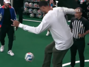 Can France reach the final with this center forward? Wenbanyama shows off his fancy ball-juggling skills and unleashes a powerful shot into the corner.