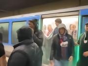 慕尼黑地铁因巴黎球迷燃放焰火而陷入混乱，多达1000人被迫疏散