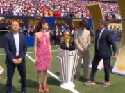 The World Cup final between West Argentina and Argentina kicked off, with Kempes and Iniesta escorting the trophy onto the field.