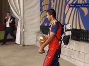 Mundo Deportivo: Rodri leads Spain off the field with a replica of the trophy.