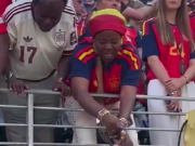Nico Williams hands his World Cup medal to his mother, who had traveled from Ghana to Spain while pregnant.