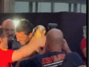 Rodri and de la Fuente embraced the mayor of Madrid, who also spoke with Ferran.
