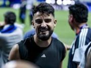 When Spain won the trophy, only José López of Argentina did not have his back to goal, for which the player received praise.