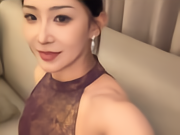 博主女足马德李穿紫色旗袍亮相亚洲杯抽签，笑称小球真的没温度