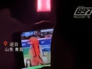 男子在薛之谦演唱会看海牛比赛，妻子：为了陪我，又牵挂海牛