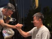 客场拿下保级关键战，津门虎主帅于根伟在酒店迎接将士凯旋