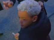 库尼亚赛后给等候的曼联球迷签名，签不过来让儿子帮忙