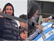 Marca: Messi makes his first public appearance since the World Cup final, holding mate tea while watching the game in Argentina.