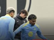 世体：巴萨完成国王杯赛前最后一练，汤米-马克斯加入合练