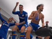 伯纳乌抢分成功，赫塔费球员在更衣室的桌子上激情跳舞庆祝