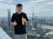 谁给出的主意？佩德里用上海话送问候，东方明珠前喝蜜雪冰城