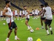 Dogu: Ahmad is indeed impressive, but Zirkzee always seems to be trying to nutmeg his passes.
