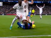 吕迪格膝盖顶人动作引争议，科贝：这是今年最野蛮的犯规之一