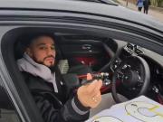 马兹拉维停车给球迷签名，轮到签名贩子时敷衍画了两笔