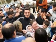 Enthusiastic Argentine fans surrounded Scaloni as he took his child to the dentist.