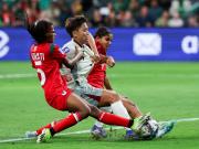 黄健翔：女足前20分钟踢得有些凌乱，但拿下比赛不成问题