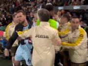 这是怎么了？亨德森赛后和伯恩茅斯助教埃尔菲克发生争执