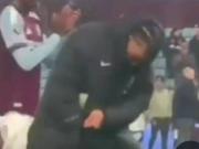 首回合维拉球员在蓝桥庆祝，古斯托今天做出同款动作“报仇”