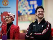 拉门斯参加世界读书日活动，在当地小学分发书籍并接受提问