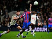  半场战报：十人热刺1-3水晶宫，范德芬送点+染红，萨尔双响