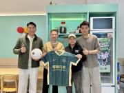 浙江队三将打卡支持青少年足球的面店，并赠送老板签名球衣