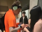 球迷拿王大雷陈涛同框照签名，王大雷调侃：不知道陈涛来杭州能不能下课