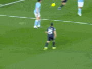 前裁判谈居莱尔倒地：和明格萨确实有接触，但不妨碍继续比赛