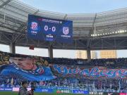  对阵大连英博赛前，申花主场打出巨型TIFO致敬于汉超