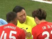 找平衡？唐顺齐争议判罚：何超倒地未获点，刘祝润进球被判无效