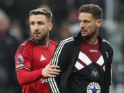 太阳报：纽卡助教丁达尔赛后拿B费球衣找他签名，B费欣然答应