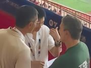 邵佳一和安东尼奥现场观战河南vs英博，赛前两人进行了交流