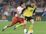 辛普森踢到拜尔，科隆主帅不满前者的黄牌被改成红牌愤怒离场