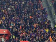 世体：巴萨球迷赛后被毕包球迷围堵，当地防暴警察介入