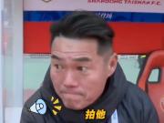  别拍我啊，宿茂臻示意摄像拍摄身边的球队主帅韩鹏