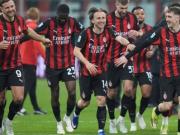 跟队记者：莫德里奇在接受德比的采访之后得到了队友们的欢呼