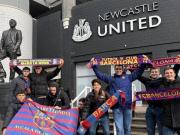 世体：巴萨球迷已抵达纽卡，纷纷与罗布森和希勒雕像进行合影