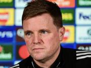 跟队：纽卡vs巴萨赛前发布会上加泰记者很放松，还有人接电话