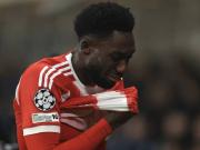  又伤了，比赛第70分钟戴维斯向拜仁教练组示意无法继续比赛