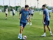 韩媒：拜仁抵达韩国时，当地约500名球迷前来接机