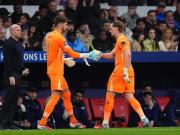  TA：金斯基首发本就令人意外，17分钟被换下更让生涯蒙上阴影