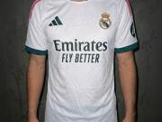 皇马下赛季主场球衣曝光：白色为主色调，辅以深绿和粉色点缀