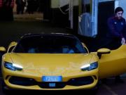  倒霉，一工作人员帮托纳利停车时疑似把他法拉利的轮毂给刮了