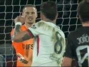 气得不轻，约恩森89分钟出球失误险丢球，恩佐冲其怒吼+砸球