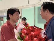 宋凯现场接机U17国足，感谢浮嶋敏创造历史并给全员戴花环
